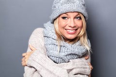Mujer rubia joven sonriente que disfruta de invierno suave de moda de las lanas fotografía de archivo libre de regalías Mujer rubia joven sonriente que disfruta de invierno suave de moda de las lanas fotografía de archivo libre de regalías