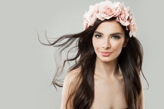 Mujer sonriente con el pelo y Rose Flowers que soplan Foto de archivo Mujer sonriente con el pelo y Rose Flowers que soplan Foto de archivo
