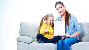 Mujer sonriente con la muchacha que sostiene la tarjeta en blanco imagen de archivo libre de regalías Mujer sonriente con la muchacha que sostiene la tarjeta en blanco imagen de archivo libre de regalías