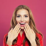 Mujer sorprendida con el retrato abierto del primer de la boca Muchacha emocionada joven hermosa en fondo rosado brillante colori imagen de archivo Mujer sorprendida con el retrato abierto del primer de la boca Muchacha emocionada joven hermosa en fondo rosado brillante colori imagen de archivo
