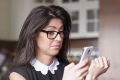 Mujer sorprendida jóvenes hermosos que recibe SMS imagenes de archivo Mujer sorprendida jóvenes hermosos que recibe SMS imagenes de archivo