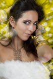 Mujer triguena atractiva con el baile atractivo de la joyería del oro en un ni Imagenes de archivo Mujer triguena atractiva con el baile atractivo de la joyería del oro en un ni Imagenes de archivo