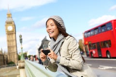 Mujer turística de Londres que hace turismo tomando imágenes Imagen de archivo libre de regalías Mujer turística de Londres que hace turismo tomando imágenes Imagen de archivo libre de regalías
