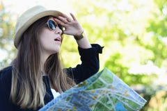 Mujer turística que mira adelante con el mapa fotografía de archivo libre de regalías Mujer turística que mira adelante con el mapa fotografía de archivo libre de regalías