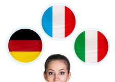 Mujer y burbujas con las banderas de países Imágenes de archivo libres de regalías