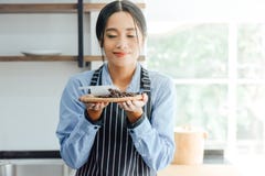 Mujeres asiáticas del barista que huelen el café fotos de archivo libres de regalías Mujeres asiáticas del barista que huelen el café fotos de archivo libres de regalías