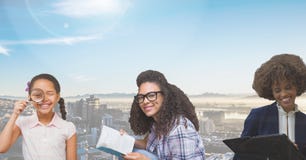 Mujeres de las generaciones de la edad que crecen con la ciudad imágenes de archivo libres de regalías Mujeres de las generaciones de la edad que crecen con la ciudad imágenes de archivo libres de regalías