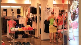 Mujeres en tienda de la ropa Mujeres en tienda de la ropa