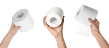 Mujeres que llevan a cabo los rollos del papel higiénico en el fondo blanco foto de archivo libre de regalías Mujeres que llevan a cabo los rollos del papel higiénico en el fondo blanco foto de archivo libre de regalías