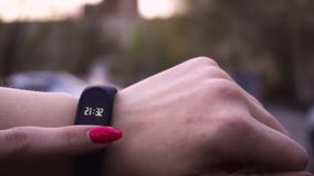 Mujeres que usan la pulsera de la aptitud Atleta del corredor del rastro que usa su reloj elegante app para supervisar progreso d almacen de video Mujeres que usan la pulsera de la aptitud Atleta del corredor del rastro que usa su reloj elegante app para supervisar progreso d almacen de video