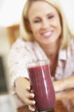 Mulher adulta meados de que prende um Smoothie fresco da baga fotos de stock Mulher adulta meados de que prende um Smoothie fresco da baga fotos de stock