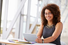 Mulher afro-americano com a tabuleta, sorrindo à câmera imagens de stock Mulher afro-americano com a tabuleta, sorrindo à câmera imagens de stock
