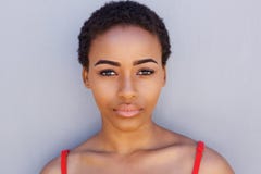 Mulher afro-americano nova contra olhar fixamente cinzento da parede foto de stock Mulher afro-americano nova contra olhar fixamente cinzento da parede foto de stock
