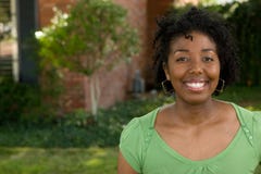 Mulher afro-americano nova feliz que sorri fora fotografia de stock Mulher afro-americano nova feliz que sorri fora fotografia de stock