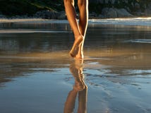 Mulher afro-americano que anda apenas na praia Foto de Stock Mulher afro-americano que anda apenas na praia Foto de Stock