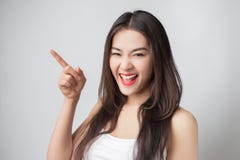 Mulher asiática bonita nova com cara do smiley imagens de stock royalty free Mulher asiática bonita nova com cara do smiley imagens de stock royalty free