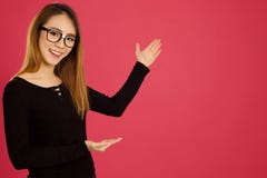 Mulher asiática consideravelmente nova no estúdio que aponta com ambas as mãos imagem de stock Mulher asiática consideravelmente nova no estúdio que aponta com ambas as mãos imagem de stock