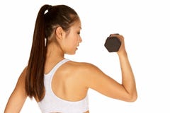 Mulher asiática nova no sutiã dos esportes com Dumbbell foto de stock royalty free Mulher asiática nova no sutiã dos esportes com Dumbbell foto de stock royalty free