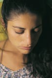 Mulher assustado com olhos fechados fotografia de stock Mulher assustado com olhos fechados fotografia de stock