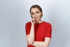 Mulher atrativa amigável nova com um corte de cabelo curto e um ha escuro fotografia de stock Mulher atrativa amigável nova com um corte de cabelo curto e um ha escuro fotografia de stock