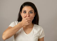 Mulher atrativa nova com uma cara, uns olhos e uma boca largamente surpreendidos e chocados abertos fotos de stock Mulher atrativa nova com uma cara, uns olhos e uma boca largamente surpreendidos e chocados abertos fotos de stock