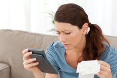 Mulher atrativa que prende uma calculadora e contas Imagem de Stock Mulher atrativa que prende uma calculadora e contas Imagem de Stock