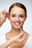 Mulher bonita com composição facial, cara da beleza que dá forma às sobrancelhas Imagem de Stock Royalty Free Mulher bonita com composição facial, cara da beleza que dá forma às sobrancelhas Imagem de Stock Royalty Free