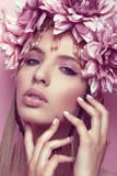 Mulher bonita com coroa da flor e composição no fundo cor-de-rosa fotografia de stock Mulher bonita com coroa da flor e composição no fundo cor-de-rosa fotografia de stock