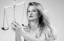 Mulher bonita com escalas Femida Sinal do zodíaco da Libra imagem de stock Mulher bonita com escalas Femida Sinal do zodíaco da Libra imagem de stock