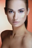 Mulher bonita com pele fresca da saúde com creme fêmea da composição em sua face Fotos de Stock Mulher bonita com pele fresca da saúde com creme fêmea da composição em sua face Fotos de Stock
