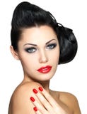 Mulher bonita com pregos vermelhos e composição da forma Imagem de Stock Royalty Free Mulher bonita com pregos vermelhos e composição da forma Imagem de Stock Royalty Free