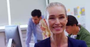 Mulher bonita com seus colegas no fundo 4k filme Mulher bonita com seus colegas no fundo 4k filme