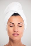 Mulher bonita com a toalha na cabeça imagem de stock Mulher bonita com a toalha na cabeça imagem de stock