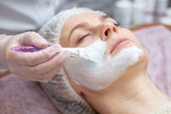 Mulher bonita com uma máscara facial em um salão de beleza fotos de stock Mulher bonita com uma máscara facial em um salão de beleza fotos de stock