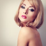 Mulher bonita da composição com olhos verdes e batom cor-de-rosa short imagens de stock Mulher bonita da composição com olhos verdes e batom cor-de-rosa short imagens de stock