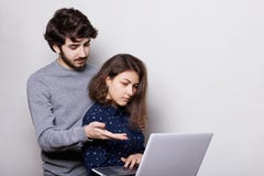 Mulher bonita da menina, apreciando tecnologias modernas, usando seu portátil para escrever-lhe o papel do diploma Um tryi farpad fotografia de stock Mulher bonita da menina, apreciando tecnologias modernas, usando seu portátil para escrever-lhe o papel do diploma Um tryi farpad fotografia de stock