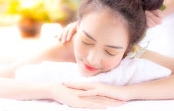 A mulher bonita do cliente está sentindo relaxado, feliz e aliviada fotos de stock A mulher bonita do cliente está sentindo relaxado, feliz e aliviada fotos de stock