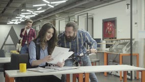 Mulher bonita e homem farpado considerável para comunicar-se no escritório, rindo Beardie que discute emocionalmente a informação vídeos de arquivo Mulher bonita e homem farpado considerável para comunicar-se no escritório, rindo Beardie que discute emocionalmente a informação vídeos de arquivo