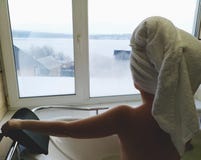 Mulher bonita em uma banheira de hidromassagem Jacuzzi no hotel, vista panorâmica da janela no banheiro fotografia de stock royalty free Mulher bonita em uma banheira de hidromassagem Jacuzzi no hotel, vista panorâmica da janela no banheiro fotografia de stock royalty free