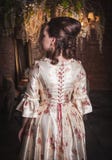 Mulher bonita no vestido medieval Pose traseira foto de stock royalty free Mulher bonita no vestido medieval Pose traseira foto de stock royalty free