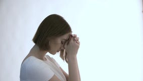 A mulher bonita nova do pesar mantém as mãos unidas e mostra-as que os gestos do pesar endireitam seu cabelo que toca em sua roup video estoque A mulher bonita nova do pesar mantém as mãos unidas e mostra-as que os gestos do pesar endireitam seu cabelo que toca em sua roup video estoque