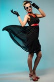 Mulher bonita nova no estilo retro do pino-acima com vestido de vibração fotos de stock Mulher bonita nova no estilo retro do pino-acima com vestido de vibração fotos de stock