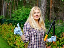 Mulher bonita nova que jardina e que apara imagens de stock Mulher bonita nova que jardina e que apara imagens de stock