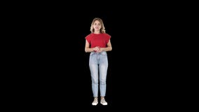 Mulher bonita nova surpreendida e que sorri à câmera ao apresentar algo com mão, Alpha Channel filme Mulher bonita nova surpreendida e que sorri à câmera ao apresentar algo com mão, Alpha Channel filme