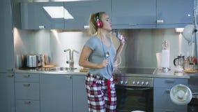 Mulher bonita que canta na cozinha vídeos de arquivo Mulher bonita que canta na cozinha vídeos de arquivo
