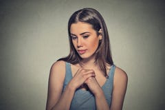 Mulher bonita, tímido, jogando nervosamente com as mãos que olham para baixo imagens de stock Mulher bonita, tímido, jogando nervosamente com as mãos que olham para baixo imagens de stock