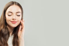Mulher bonito com o retrato claro da pele Modelo fêmea perfeito com sorriso natural da composição foto de stock Mulher bonito com o retrato claro da pele Modelo fêmea perfeito com sorriso natural da composição foto de stock