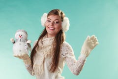 Mulher bonito de sorriso com boneco de neve pequeno Inverno fotografia de stock royalty free Mulher bonito de sorriso com boneco de neve pequeno Inverno fotografia de stock royalty free