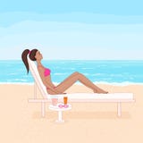 mulher bronzeada que encontra-se na sala de estar do chaise e que toma sol na praia ilustração royalty free mulher bronzeada que encontra-se na sala de estar do chaise e que toma sol na praia ilustração royalty free