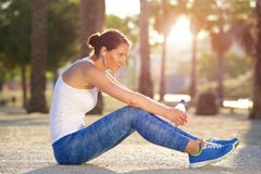Mulher cansado dos esportes que senta-se fora foto de stock Mulher cansado dos esportes que senta-se fora foto de stock